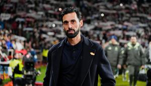 Pelatih kepala Real Madrid Alvaro Arbeloa mengamati jalannya pertandingan pada laga babak 16 besar Copa del Rey antara Albacete dan Real Madrid, di Albacete, Spanyol, Kamis, 15 Januari 2026. (AP Photo/Jose Breton)