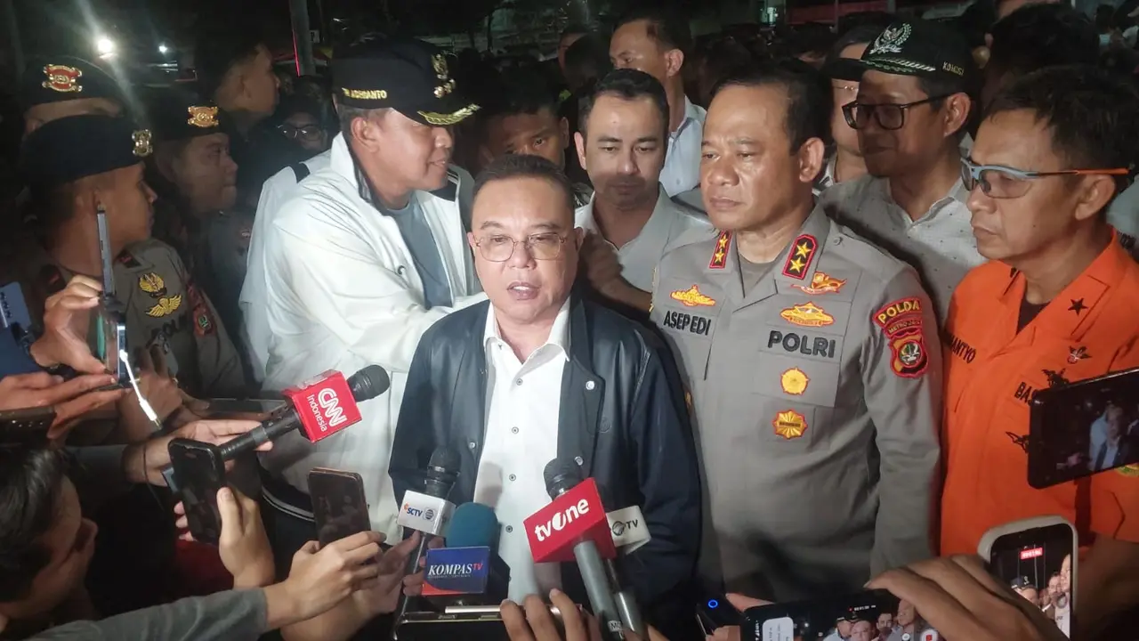 Wakil Ketua DPR RI Sufmi Dasco Ahmad mengunjungi lokasi kecelakaan kereta aoi di Stasiun Bekasi Timur. (Istimewa)