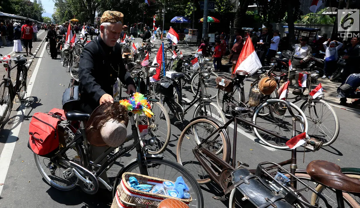 Paguyuban Sepeda Baheula Bandung melakukan persiapan sebelum dimulainya Karnaval Kemerdekaan Pesona Parahyangan 2017 di sekitar Gedung Sate, Bandung, Sabtu (26/8). Karnaval ini akan dihadiri oleh Presiden Joko Widodo (Jokowi). (Liputan6.com/Johan Tallo)