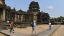 Sejumlah wisatawan berjalan di Candi Angkor Wat, Provinsi Siem Reap, Kamboja, Kamis (5/3/2020). Menurut World Travel and Tourism Council, wabah virus corona (COVID-19) membuat sektor pariwisata dunia kehilangan USD 22 miliar. (TANG CHHIN Sothy/AFP)