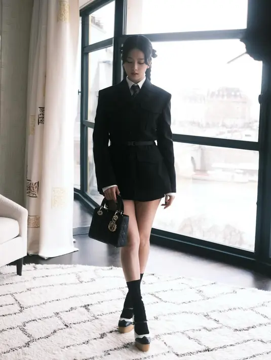 Jisoo BLACKPINK mengenakan kemeja berkerah putih dan dasi hitam di bawah blazer minidress dan short [@sooyaaa__]