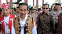Presiden Jokowi mengenakan rompi penuh manik-manik khas Dayak. (Liputan6.com/Faizal Fanani)