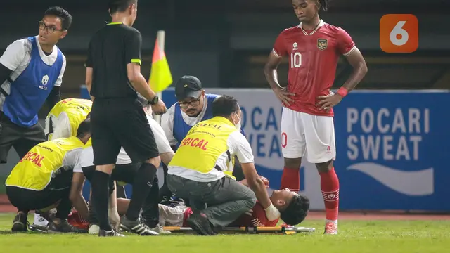 Foto: Detik-detik Marselino Ferdinan Ditandu Keluar Lapangan usai Mengalami Cedera, Sisakan PR Besar bagi Timnas Indonesia U-19