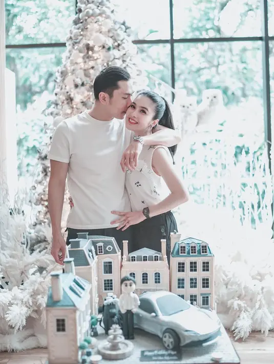 Sama-sama photogenic dan sweet satu sama lain, potret mesra Sandra Dewi dan Harvey Moeis kerap menuai kekaguman dari para netizen. (FOTO: instagram.com/sandradewi88)