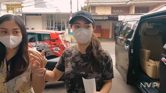 Nikita Willy dan Winona belanja di pasar tradisional. (Foto: YouTube/Nikita Willy Official)