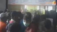 [VIDEO] Penumpang KA Demo, Jalur Rangkasbitung-Jakarta Lumpuh