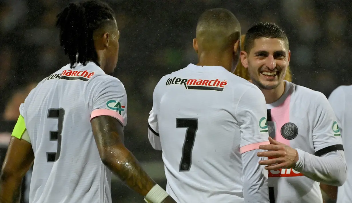 Marco Verratti. Pemain asal Italia yang kini memasuki musim ke-10 bersama PSG ini baru 14 kali tampil di semua ajang musim ini. Di samping masalah kebugaran, anggota skuat Timnas Italia peraih trofi Euro 2020 ini juga kerap bermasalah dengan cedera lutut dan pinggul. (AFP/Loic Venance)