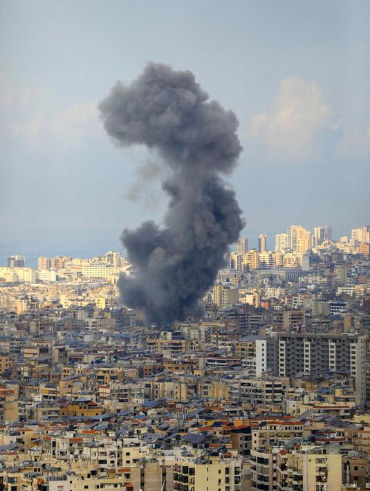 Serangan udara tersebut dilancarkan tak lama setelah militer Israel memaksa warga Lebanon di Beirut selatan untuk mengevakuasi diri. (Foto oleh AFP)