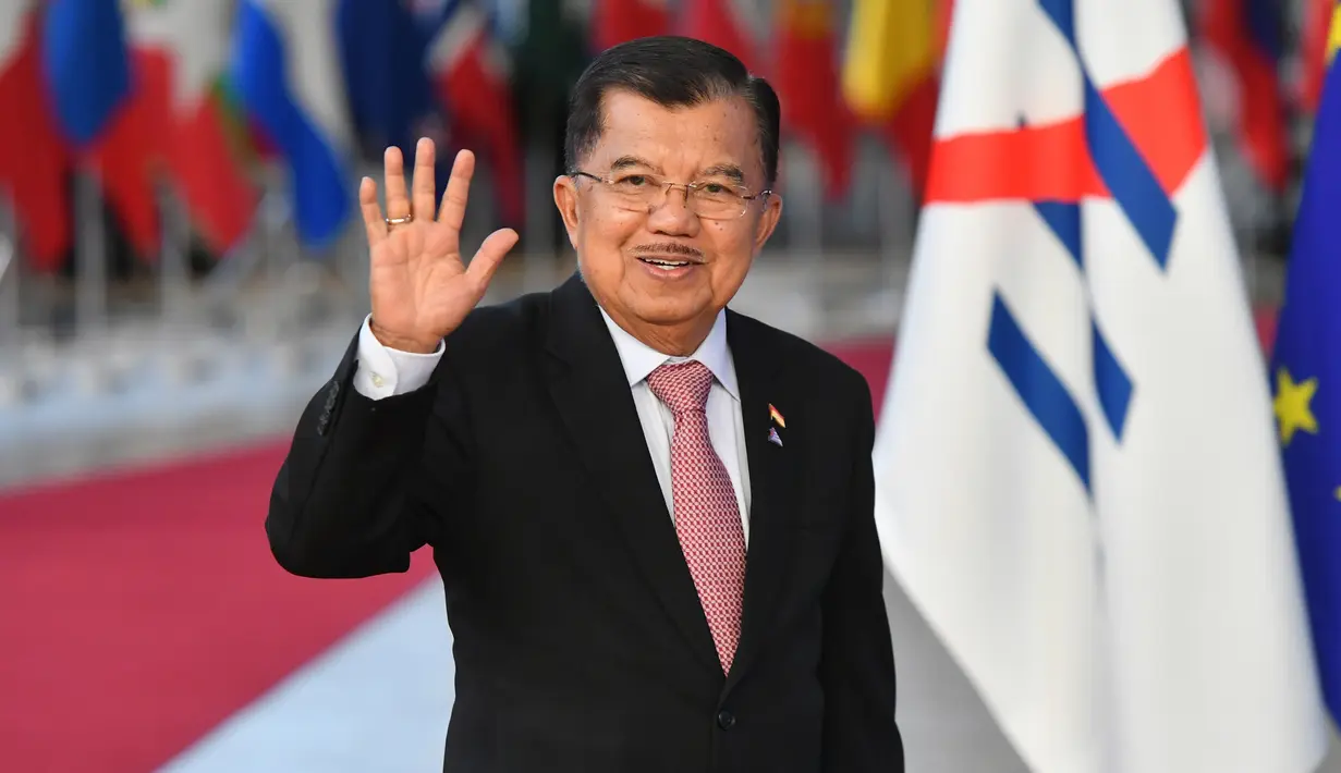 Wakil Presiden Indonesia, Jusuf Kalla melambaikan tangan saat tiba menghadiri pembukaan KTT ASEM (Asia-Europe Meeting) ke-12 di Brussels, Belgia, (18/10). (AFP Photo/Emmanuel Dunand)