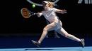 Petenis Ukraina, Elina Svitolina mengembalikan bola ke arah petenis Belgia Elise Mertens di grand slam Australia Terbuka, Selasa (23/1). Petenis cantik ini menarik perhatian karena tato di paha seksinya yang terlihat saat bertanding. (AP/Dita Alangkara)