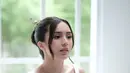 Sempurnakan tampilan, rambut Beby ditata dengan modern updo yang sisakan poni panjang. [@bebytsabina]