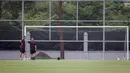 Dua tim pelatih Timnas Jerman U-17 mengamati latihan menjelang laga final Piala Dunia U-17 2023 di Lapangan Kota Barat, Solo, Kamis (30/11/2023). (Bola.com/Bagaskara Lazuardi)