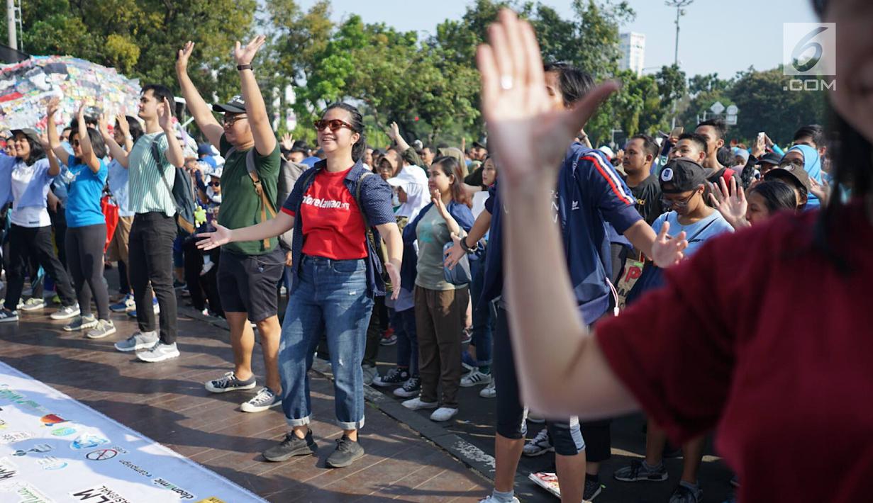 Peserta melakukan tarian Flashmob dalam kegiatan Pawai Tolak Plastik Sekali Pakai di Lapangan Aspirasi Monas, Jakarta, Minggu (21/7/2019). Pawai bebas plastik ini akan menjadi aksi terbesar di Indonesia untuk menolak penggunaan plastik sekali pakai. (Liputan6.com/Immanuel Antonius)