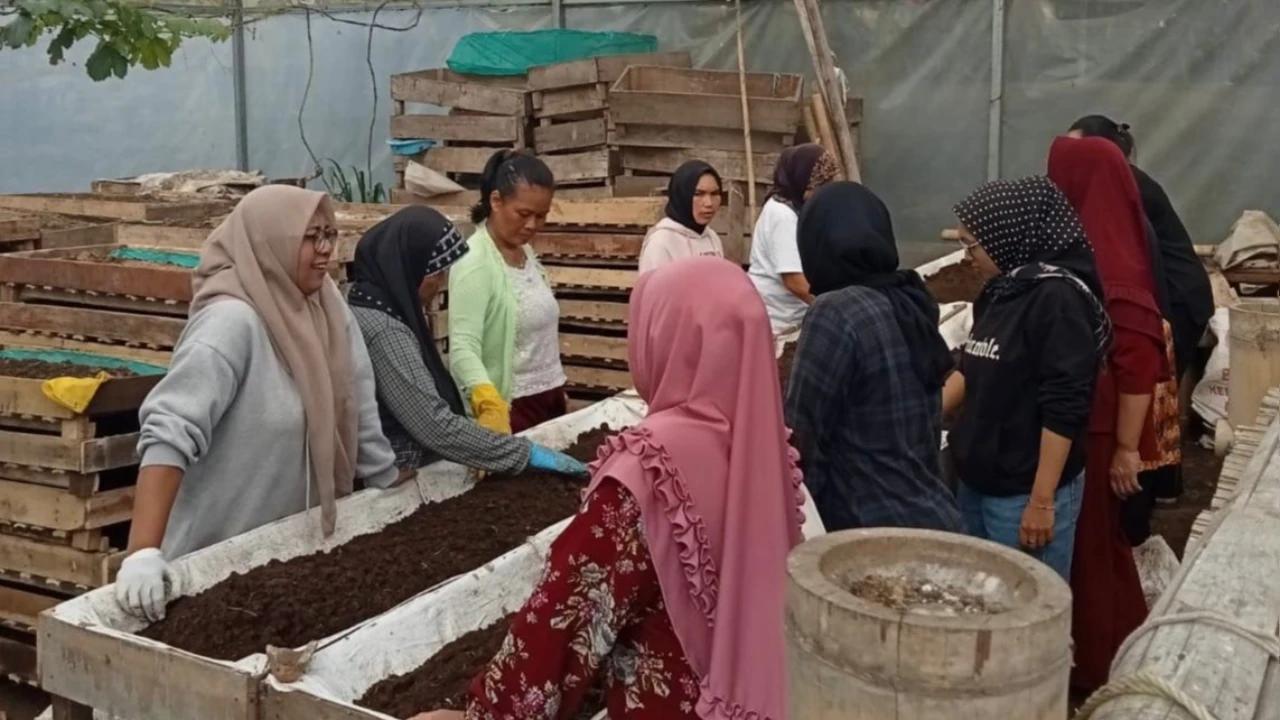 Dari Limbah Jadi Sumber Penghidupan, Perempuan Nasabah PNM Mekaar Kembangkan Usaha lewat Sinergi Ultra Mikro BRI