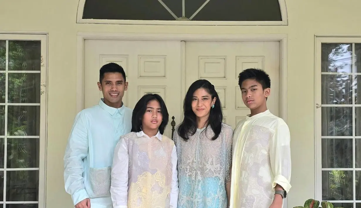 Keluarga Dian Sastrowardoyo memilih baju lace nuansa pastel dari Sapto Djojokartiko di momen Lebaran 2024. [@therealdisastr]