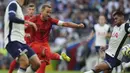 Pemain Bayern Munchen, Harry Kane berusaha mencetak gol ke gawang Tottenham Hotspur pada laga persahabatan yang berlangsung di Tottenham Hotspur Stadium, London, Inggris, Minggu (11/08/2024) dini hari WIB. (AP Photo/PA/Bradley Collyer)