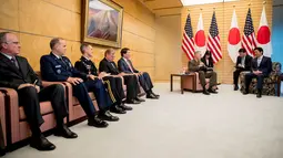Suasana pertemuan antara Kepala Staf Gabungan AS, Jenderal Joseph Dunford dengan Perdana Menteri Jepang Shinzo Abe di Kantei, Tokyo, Jepang (18/8). (AP Photo / Andrew Harnik)