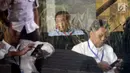Anggota DPR Komisi X, Djoko Udjianto berada di ruang tunggu untuk pemeriksaan di Gedung KPK, Jakarta, Rabu (13/2). Djoko Udjianto diperiksa terkait kasus suap Dana Alokasi Khusus (DAK) Kabupaten Kebumen APBD-P Tahun 2016. (Merdeka.com/Dwi Narwoko)