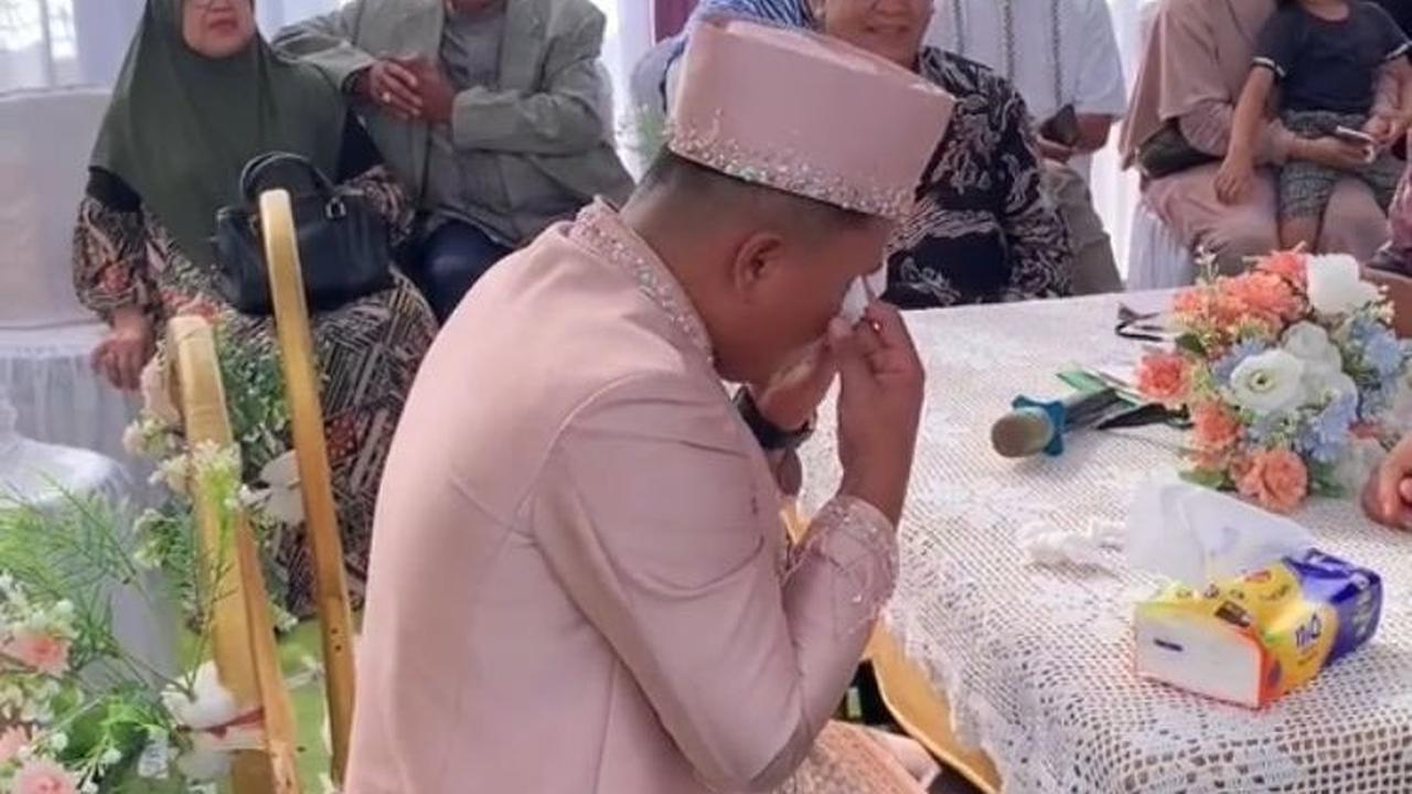 Menangis tersedu-sedu, seseorang pun memberi tisu untuknya. Ia pun menghapus air matanya dan bergegas menghampiri istrinya.