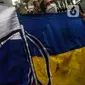 Masyarakat dari "Solidaritas untuk Rakyat Ukraina" membawa bendera Rusia dan Ukrainan di depan Kedubes Rusia, Jakarta, Jumat (4/3/2022). Mereka menyerukan kepada Dubes Rusia di Indonesia untuk bersuara menghentikan serangan yang dilakukan Rusia terhadap Ukraina. (Liputan6.com/Johan Tallo)