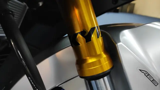 shock upside down all new R15M Connected ABS sama dengan R15 biasa, hanya terdapat stiker KYB (Arief A / Liputan6.com)