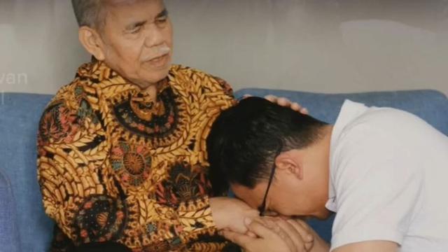 Sahrul Gunawan minta izin ayah maju Bupati Bandung (https://www.instagram.com/p/C_PFuGXByZy/)