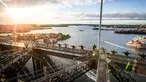 Sejumlah orang melakukan gerakan yoga untuk pertama kalinya di atas jembatan Sydney Harbour, Australia (21/6). Sejumlah negara di dunia sedang merayakan Hari Yoga Dunia yang jatuh pada tanggal 21 Juni. (Sydney BridgeClimb /REUTERS)