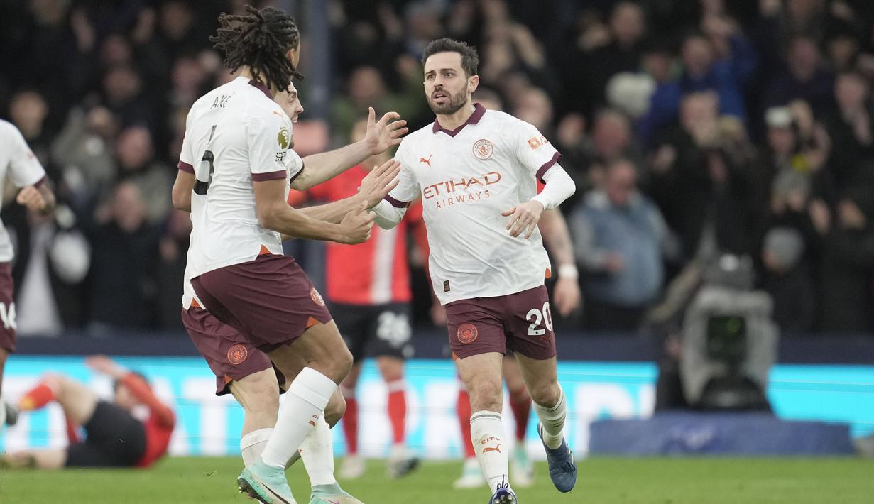 Selebarasi gelandang Manchester City, Bernardo Silva setelah mencetak gol pertama timnya ke gawang Luton Town pada laga pekan ke-16 Liga Inggris 2023/2024 di Kenilworth Road, Luton, Minggu (10/12/2023) malam WIB. (AP Photo/Kin Cheung)