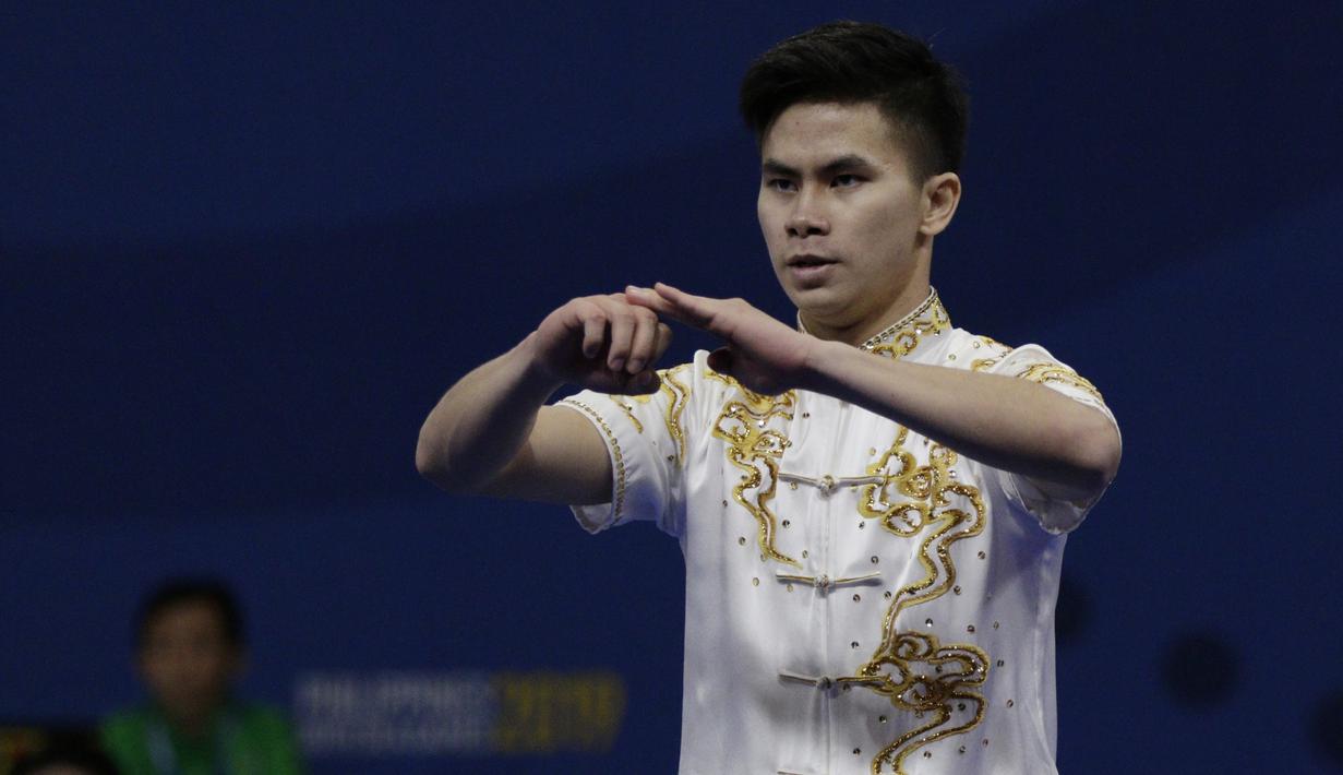Atlet wushu Indonesia, Edgar Xavier, beraksi pada SEA Games 2019 cabang wushu nomor Taoulu Chanquan di World Trade Center, Manila, Minggu (1/12). Mendapat nilai 9,59, dirinya gagal meraih medali. (Bola.com/M Iqbal Ichsan)