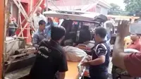 Jasad korban SW yang diduga dimangsa Harimau Sumatera dievakuasi (Liputan6.com / Nefri Inge)