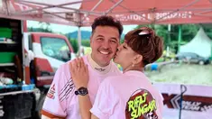Menjadi istri dari seorang pembalap rally ternama di Indonesia, Sissy Prescillia selalu memberi dukungan penuh kepada suami dalam menjalani balapan. Selain itu dalam setiap balapan ia pun kerap mengajak buah hatinya untuk menyemangati sang ayah saat menjalani balapan bersama tim di berbagai wilayah. (Liputan6.com/IG/@sysiio)