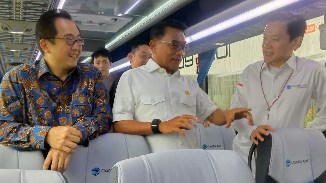 Ketua Umum Perkumpulan Industri Kendaraan Listrik Indonesia (Periklindo) Moeldoko dalam peresmian penggunaan bus listrik untuk antar jemput karyawan  PT Chandra Asri Petrochemical,  Selasa (14/02/2023).