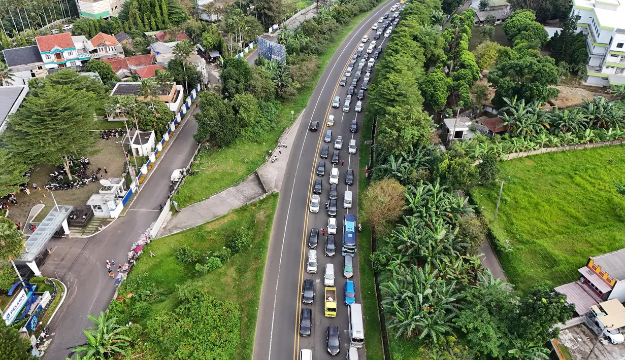 Kebijakan ini diberlakukan untuk mengurai kepadatan arus kendaraan di jalur Puncak Bogor pada libur panjang akhir pekan yang bersamaan dengan libur perayaan Tahun Baru Islam 1 Muharram 1447 Hijriah. (merdeka.com/Arie Basuki)