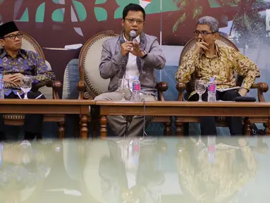 Anggota MPR F-Golkar Ichsan Firdaus (tengah), Anggota MPR F-PAN Yandri Susanto (kiri) dan perwakilan BNP2TKI Freddy Panggabean saat diskusi Empat Pilar MPR, Jakarta, Senin (5/11). Tema diskusi Perlindungan Tenaga Kerja Indonesia. (Liputan6.com/JohanTallo)