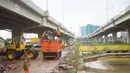 Petugas menggunakan alat berat untuk mengangkut sampah sisa banjir yang menumpuk di kawasan Cipinang Melayu, Jakarta, Senin (6/1/2020). Banjir yang menggenangi Jakarta dan sekitarnya sejak 1 Januari 2020 lalu menyisakan tumpukan sampah di sejumlah titik. (Liputan6.com/Immanuel Antonius)