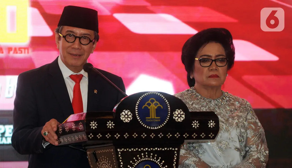 Yasonna Laoly (kiri) didampingi istrinya Elisye Widya Ketaren menyampaikan pidato saat serah terima jabatan Menteri Hukum dan Hak Asasi Manusia (Menkumham) di Jakarta, Rabu (23/10/2019). Yasonna Laoly menggantikan Tjahjo Kumolo yang sebelumnya menjabat Plt Menkumham. (merdeka.com/Dwi Narwoko)