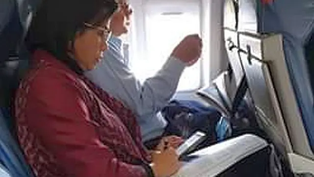 Menteri Keuangan Sri Mulyani naik pesawat kelas ekonomi ketika akan memberikan kuliah umum di Cornell University. (Facebook)