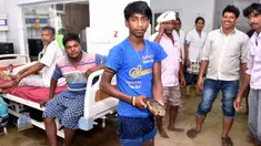 Anggota keluarga pasien yang dirawat, menangkap seekor ikan di dalam bangsal rumah sakit kamar yang tergenang banjir di Nalanda Medical College Hospital, daerah Bihar, India, 29 Juli 2018. Peristiwa unik ini ramai menjadi perbincangan netizen. (AFP PHOTO)