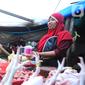 Kegiatan #RamadanAMAAN dilakukan secara serentak di 258 titik Mobile Distribution di Jawa dan Sumatera dalam bentuk pembelian produk atau makanan dari ibu idAMAAN atau Sahabat AMAAN merupakan momentum penting mendorong pemberdayaan pelaku usaha mikro bagi perempuan. (Liputan6.com/HO/Hedi)