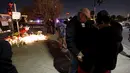 Sejumlah warga saat mengikuti aksi  menyalakan lilin dan berdoa bersama di San Bernardino, California, Jumat (4/12). Aksi tersebut untuk korban penembakan brutal di pusat lembaga pelayanan sosial yang menewaskan 14 orang (REUTERS/Mario Anzuoni)