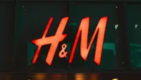 Ilustrasi logo H&amp;M. (dok. unsplash @itssecondkaki)