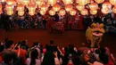 Pengunjung menyaksikan atraksi kelompok barongsai di mal kawasan Jakarta, Minggu (30/1/2022). Dalam rangka menyambut Tahun Baru Imlek, Mal di Jakarta menghadirkan atraksi barongsai yang untuk menghibur pengunjung dan menarik daya beli masyarakat. (Liputan6.com/Johan Tallo)
