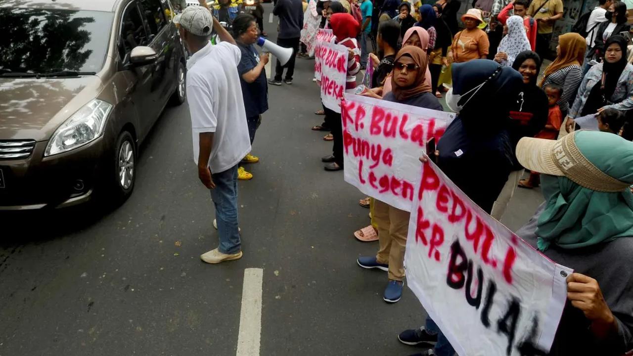Ratusan warga Kampung Bulak Cisalak yang terdampak penggusuran Proyek Strategis Nasional (PSN) Universitas Islam Internasional Indonesia (UIII) menggelar aksi unjuk rasa di Jalan Ir. H. Juanda, Depok, Jawa Barat, Minggu (10/12/2023).