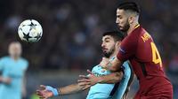 Pemain Barcelona, Luis Suarez Suarez berebut bola dengan pemain AS Roma, Kostas Manolas pada laga leg kedua perempat final Liga Champions di Stadion Olimpico, Selasa (10/4). AS Roma menggilas Barcelona 3-0 untuk merebut tiket semifinal. (LLUIS GENE/AFP)