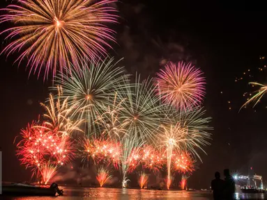 Kembang api menghiasi perayaan malam pergantian tahun di Pantai Lagoon, Ancol, Jakarta (1/1). Warga ibukota memadati kawasan Ancol sebagai pusat perayaan malam pergantian tahun baru dengan menikmati atraksi kembang api. (Liputan6.com/Gempur M. Surya)