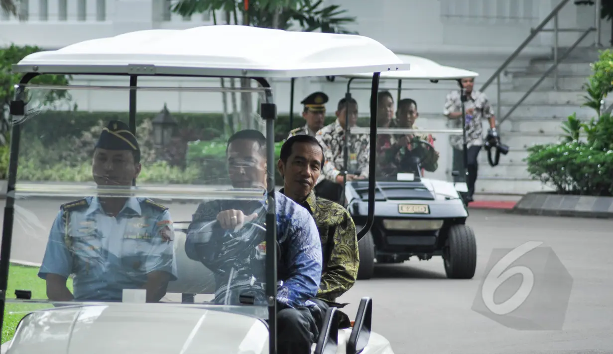 Presiden Joko Widodo (mobil depan) Presiden Joko Widodo (mobil depan) menaiki mobil golf sebelum memimpin rapat kabinet terbatas di Kantor Presiden, Jakarta, Kamis (2/4/2015). Rapat tersebut terkait persiapan pelaksanaan Konferensi Asia Afrika (KAA) (Lipu