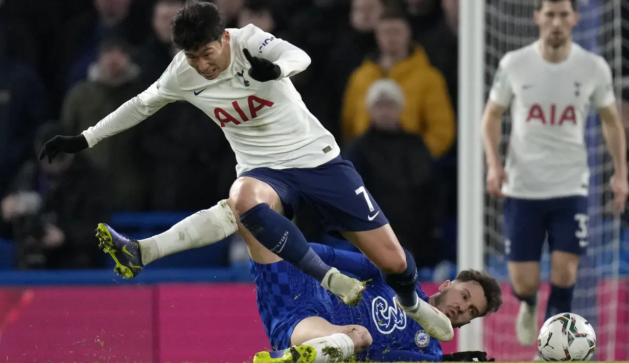 Penyerang Tottenham Hotspur Son Heung-min berebut bola dengan gelandang Chelsea Saul dalam semifinal leg pertama Piala Liga Inggris di Stamford Bridge, Kamis (6/1/2022) dini hari WIB. Chelsea mengungguli Tottenham Hotspur 2-0. (AP Photo/Kirsty Wigglesworth)