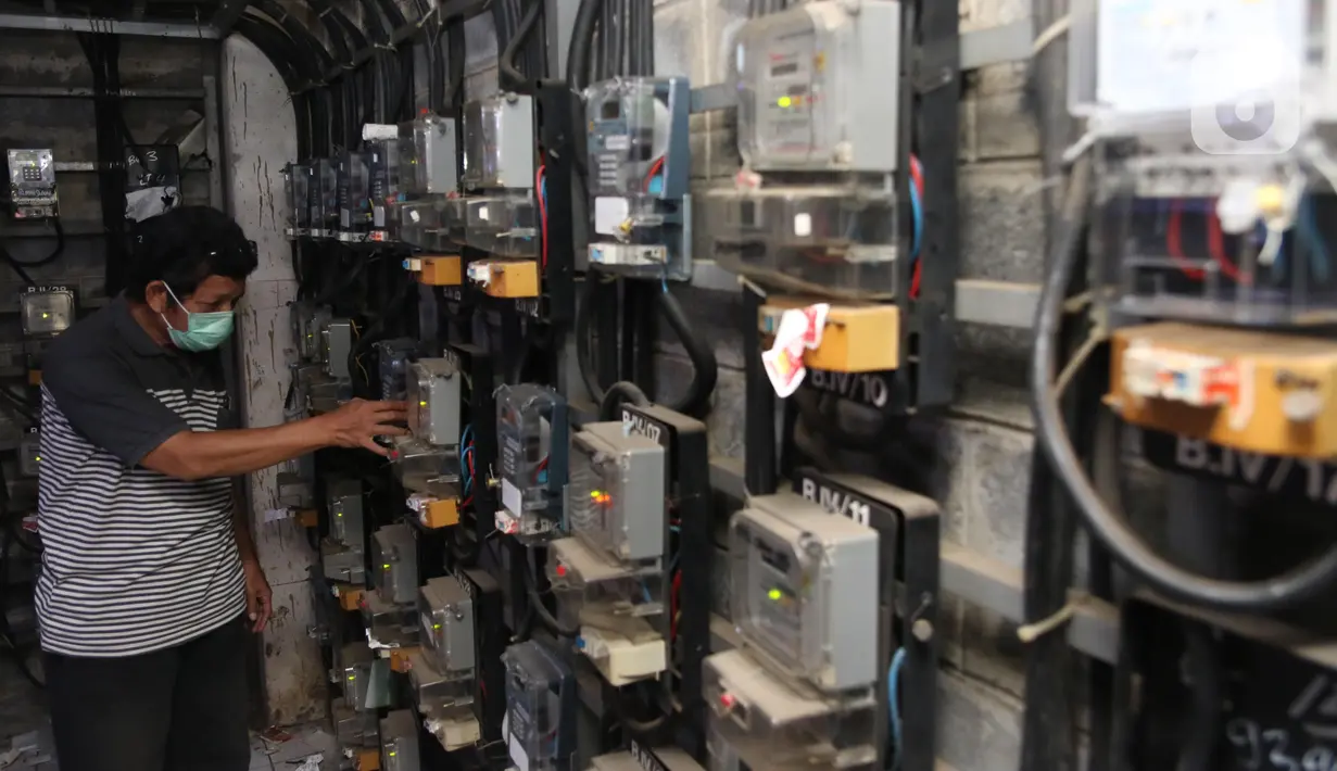 Warga melakukan pengecekan meteran listrik di rusun kawasan Jakarta, Kamis (13/8/2020). Pemerintah memperpanjang pemberian stimulus listrik untuk pelanggan golongan rumah tangga 450 VA dan 900 VA subsidi, serta pelanggan UMKM hingga Desember 2020. (Liputan6.com/Angga Yuniar)