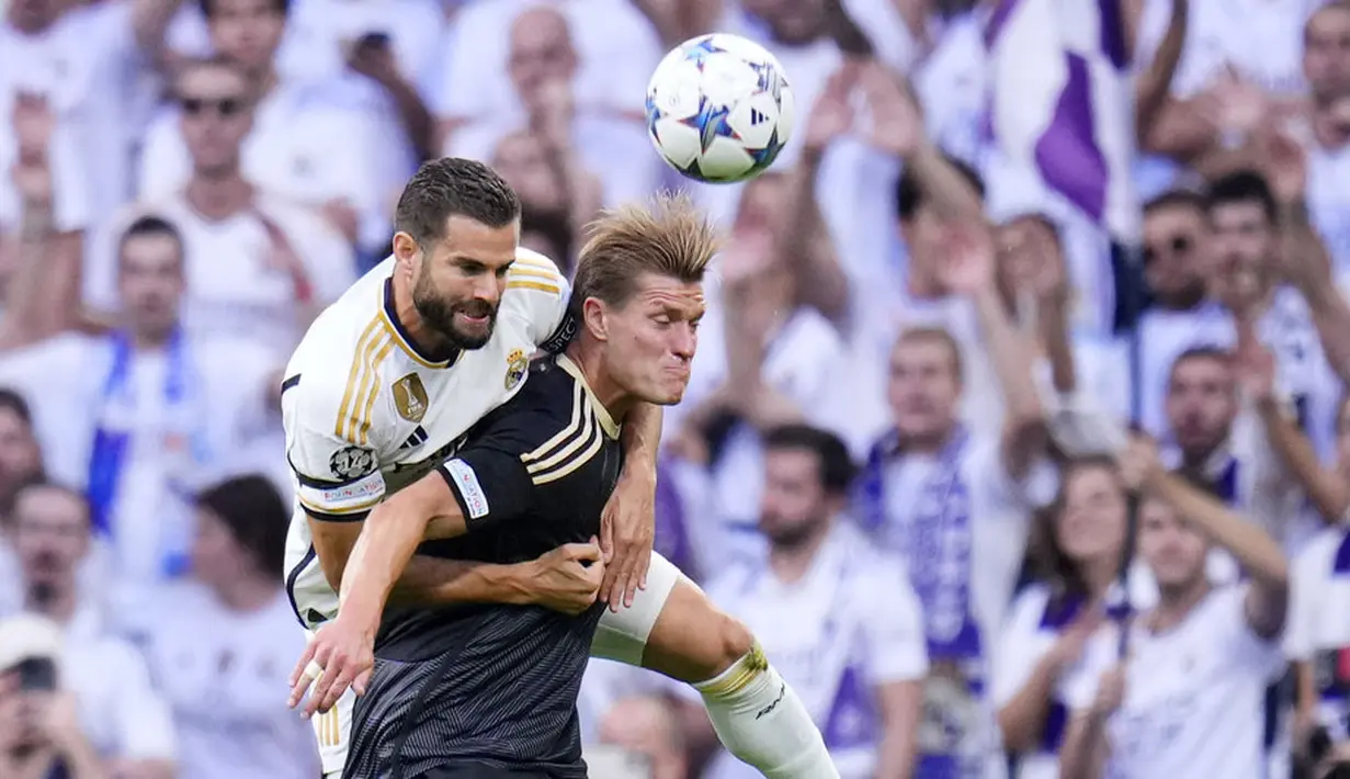 Pemain Real Madrid, Nacho, duel udara dengan pemain Union Berlin, Kevin Behrens, dalam matchday 1 Grup C Liga Champions 2023/2024, di Stadion Santiago Bernabeu, Madrid, Rabu (20/9/2023). El Real kesulitan mencetak gol meski unggul segalanya di pertandingan tersebut. (AP Photo/Manu Fernandez)