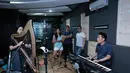 Grup vokal Lingua saat workshop single baru di iSound Studio, kawasan Radio Dalam, Jakarta Selatan, Senin (11/4/2016). (Adrian Putra/Bintang.com)